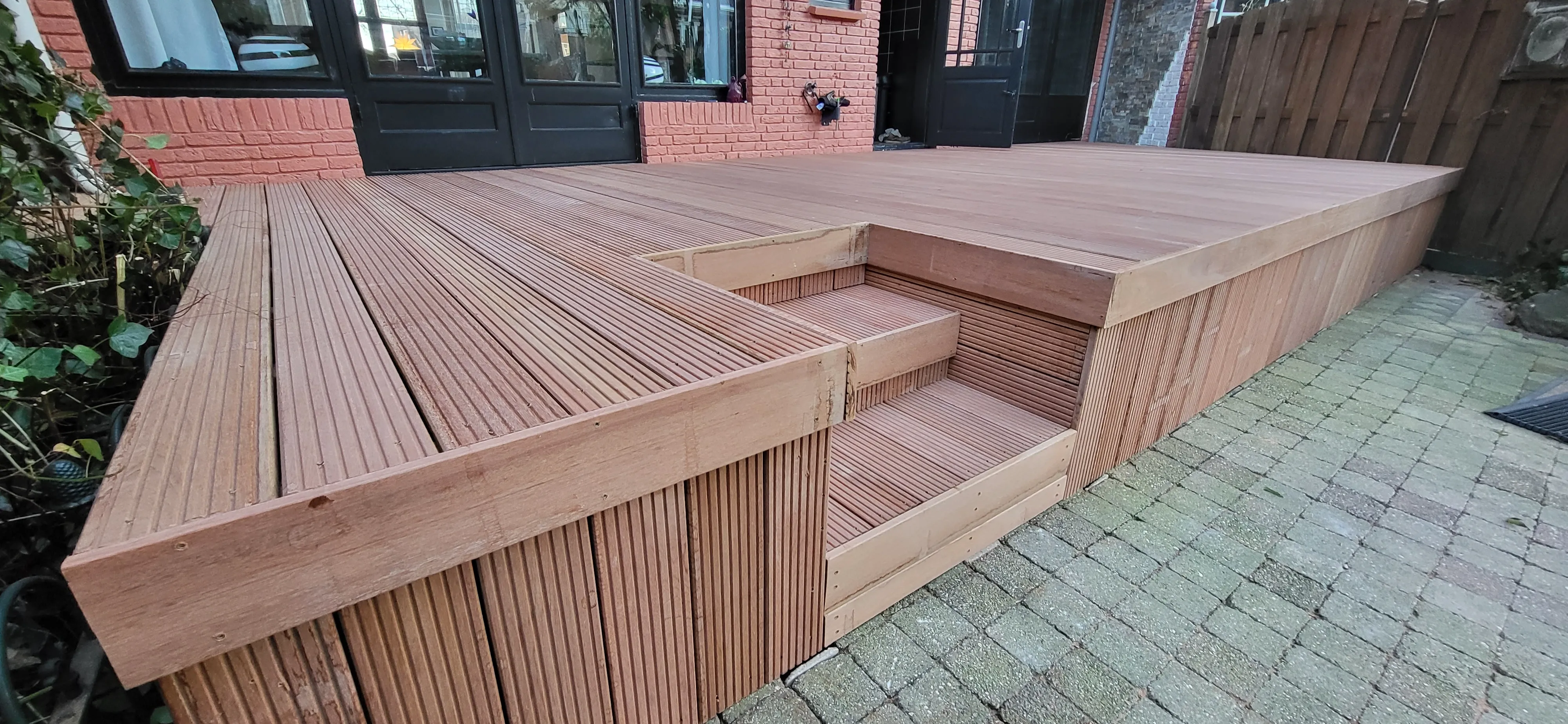 Luxe Bangkirai hardhouten vlonder met trap gebouwd door Menno Maakt