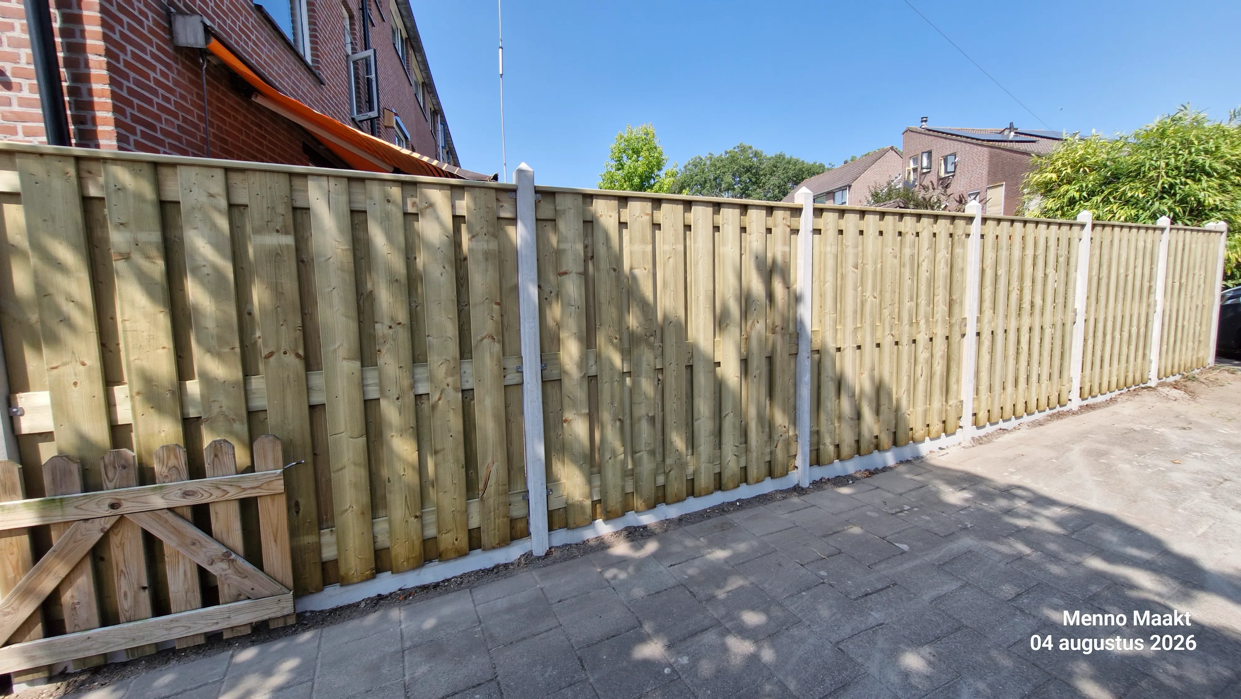 Grenen houten schutting op maat gemonteerd met betonpalen door Menno Maakt