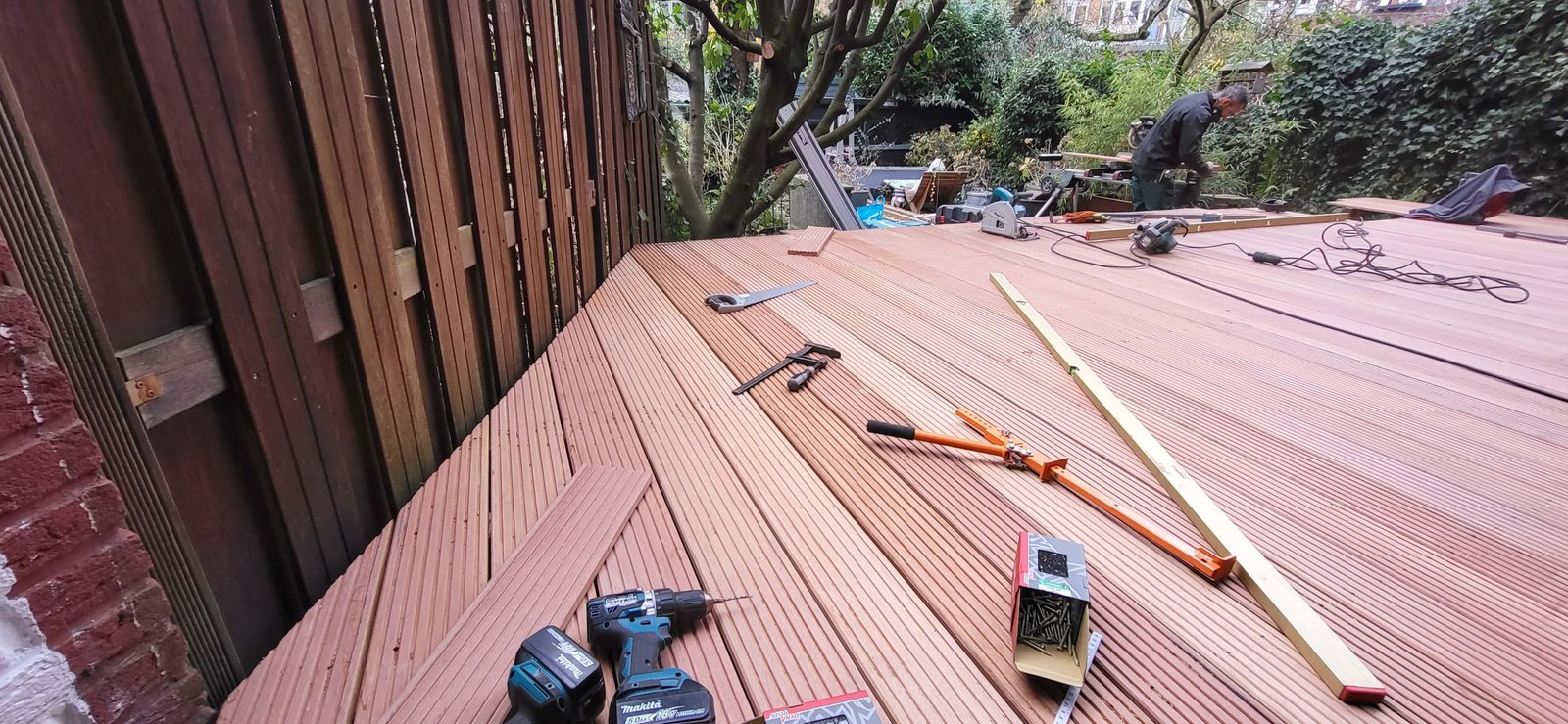 Maatwerk houten vlonder laten maken in Delft door Menno Maakt