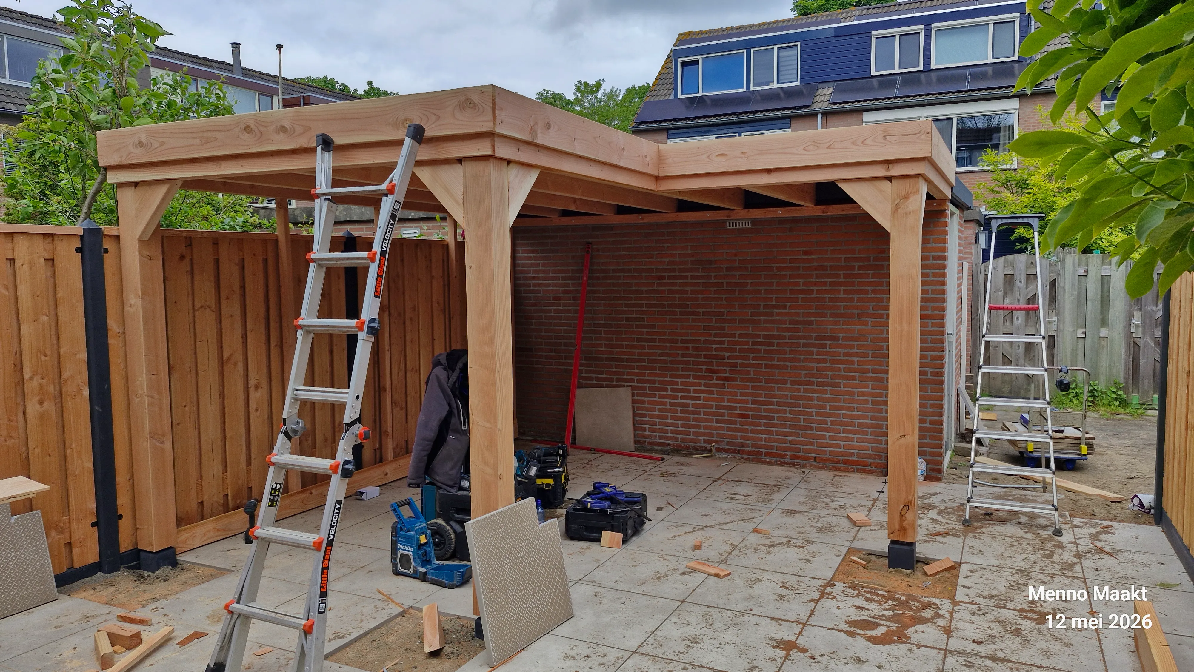 Maatwerk houten overkapping op maat laten maken in Delft door Menno Maakt