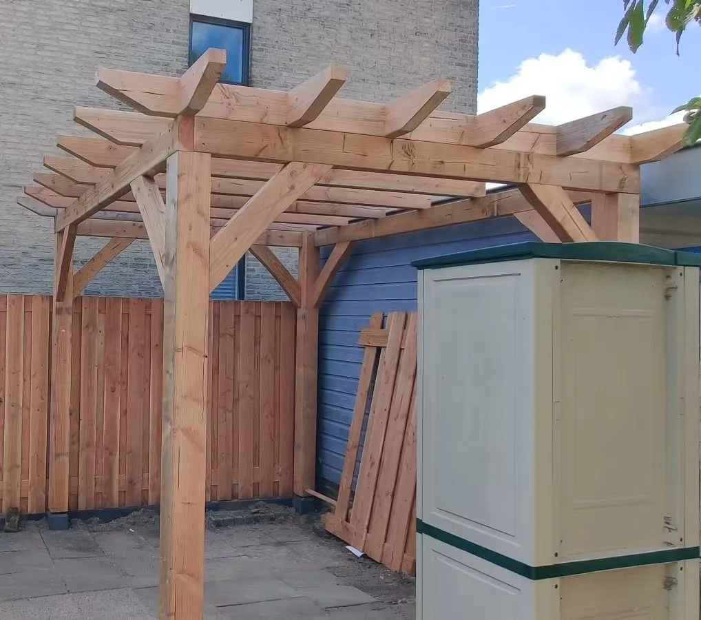 Maatwerk houten pergola laten maken in Delft door Menno Maakt